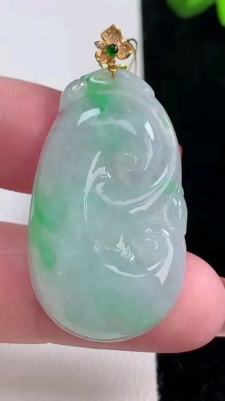 天然A货翡翠如意吊坠，尺寸39-22.4-3.7，重量:7.32g
12月16日