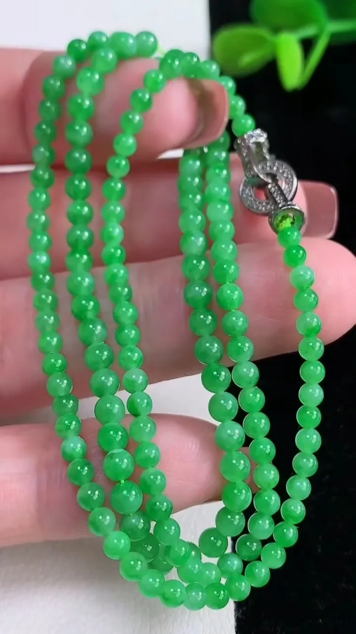 天然A货翡翠小米珠项链，尺寸3.5-150颗，重量:9.81g
12月16日