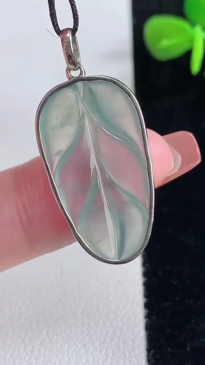 天然A货翡翠种飘花金枝玉叶 叶子吊坠，尺寸26.6-15.4-3.3，重量:3.08g
12月16日