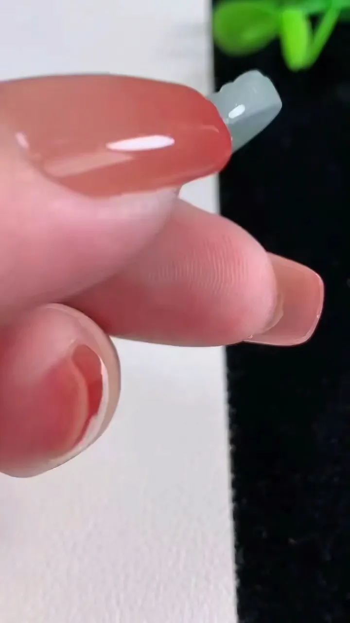 天然A货翡翠大势至菩萨吊坠，尺寸49-33-4.8，重量:14.18g
12月16日