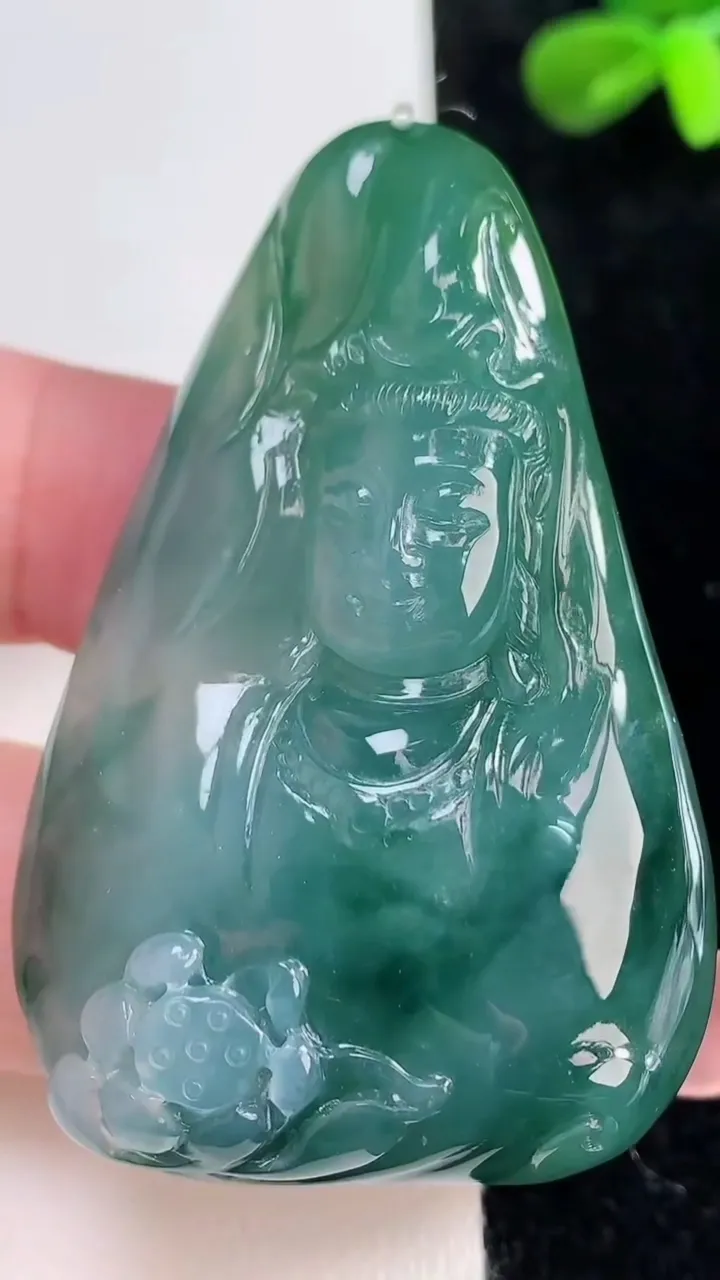 天然A货翡翠飘花观音头吊坠，尺寸56.5-37-12，重量:46.39g
12月16日