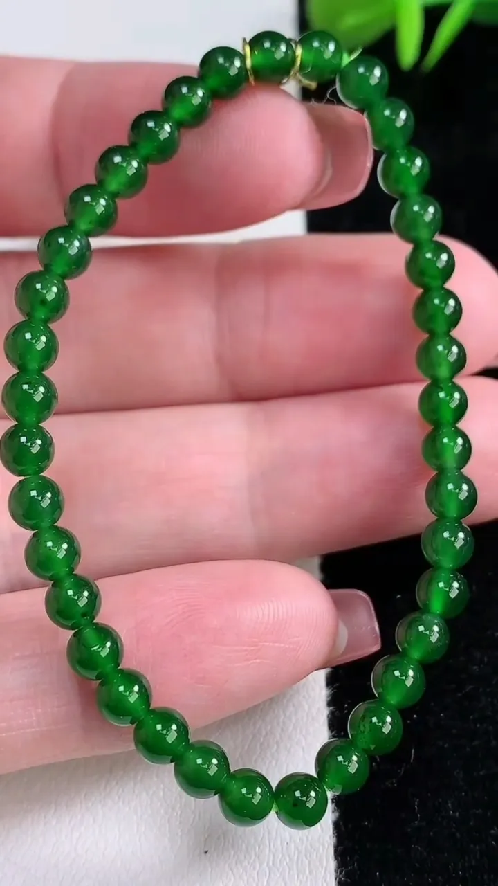 天然A货翡翠圆珠手串，尺寸4.5-37颗，重量:6.12g12月16日
工厂直销收藏佳品,种好水足，