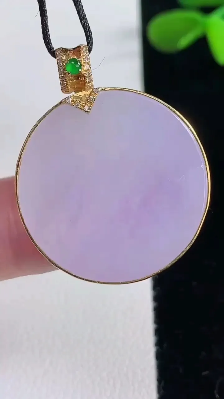 天然A货翡翠18K金紫罗兰无事牌吊坠，尺寸25.2-5.6，重量:9.34g
12月16日