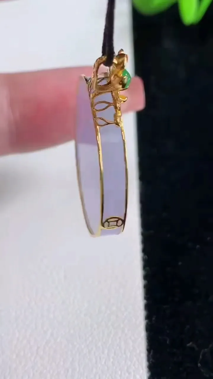 天然A货翡翠18K金紫罗兰无事牌吊坠，尺寸25.5-4.2，重量:6.76g
12月16日