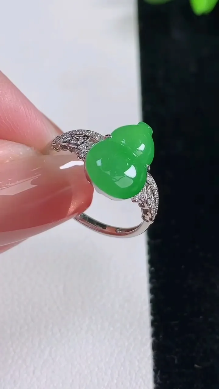 天然A货翡翠葫芦戒指，尺寸17.4-12.7-8.5-5.2，重量:2.34g2025年12月16日
工厂直销收藏佳品,种好水足，色泽均匀，有种有色，上手高大气！