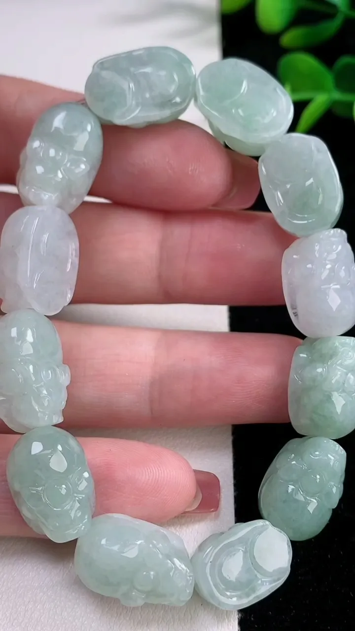 天然A货翡翠貔貅手串，尺寸17.4-11.4-7.2-12颗，重量:41.07g12月17日
工厂直