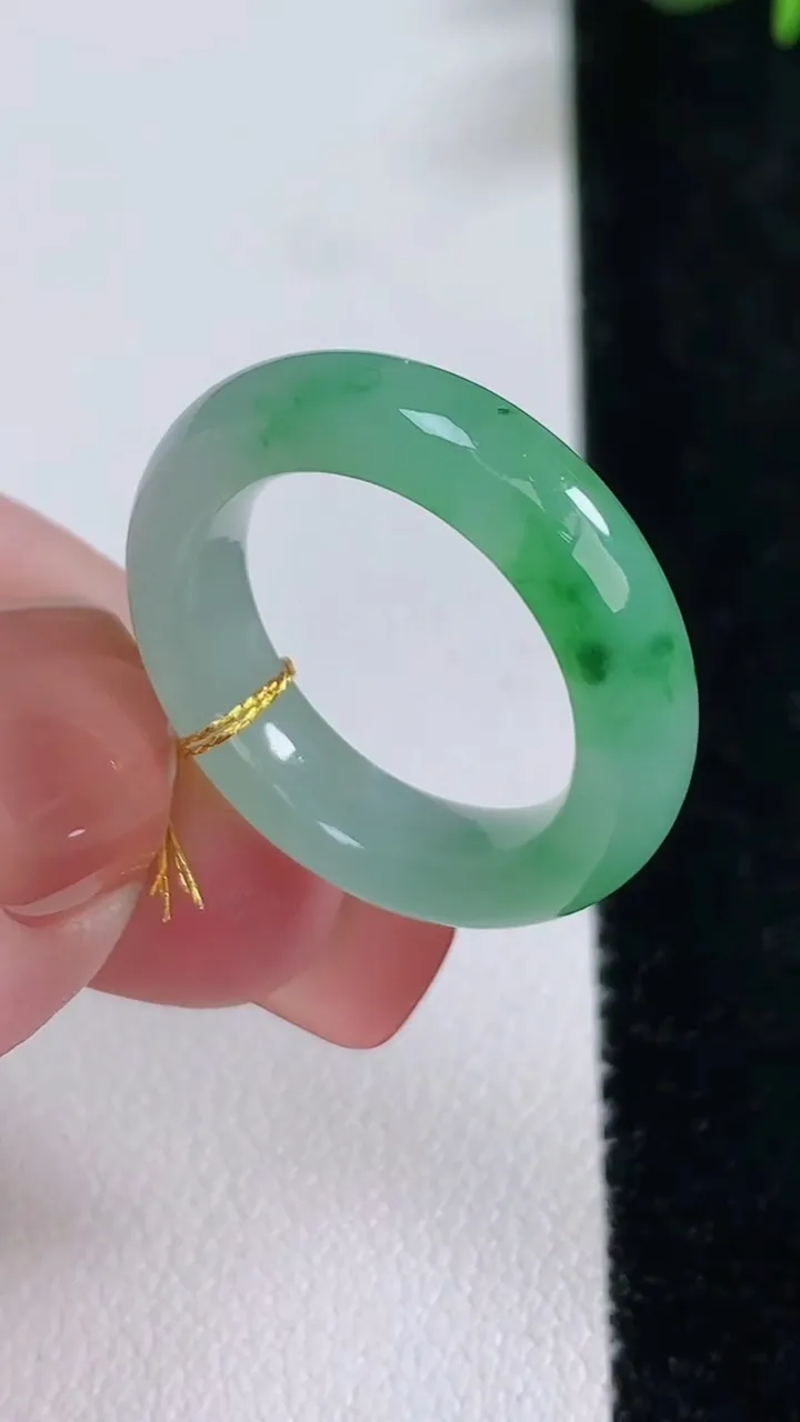 天然A货翡翠指环戒指，尺寸16.6-5.4-4，重量:4.06g2025年12月17日
工厂直销收藏