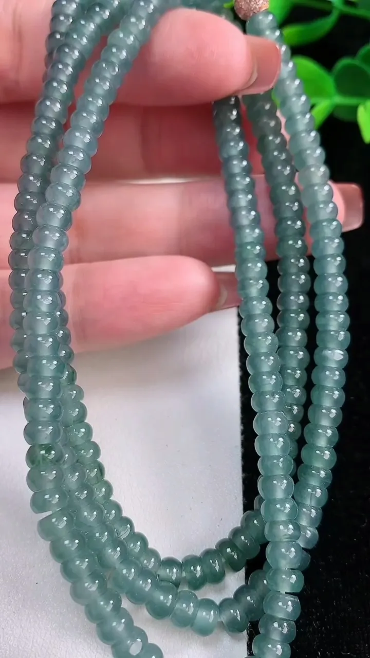 天然A货翡翠算盘珠项链，尺寸5.2-266颗，重:42.79g12月17日
工厂直销收藏佳品,种好水足，色泽均匀，有种有色，上手高大气！