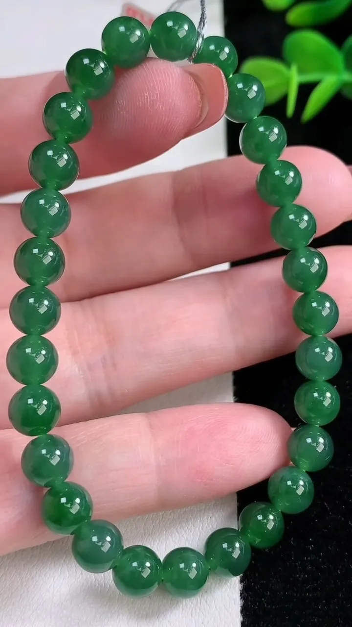 天然A货翡翠圆珠手串，尺寸6.7-28颗，重量:15.22g12月17日
工厂直销收藏佳品,种好水足，色泽均匀，有种有色，上手高大气！