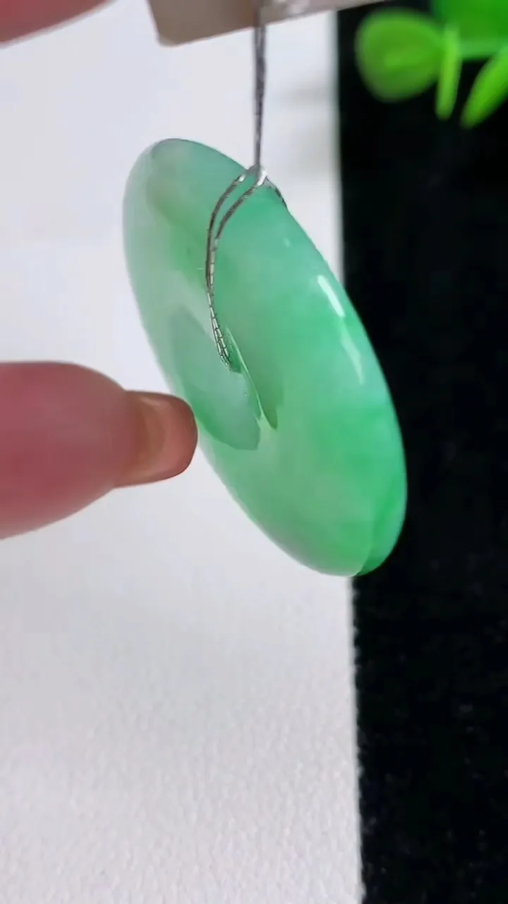 天然A货翡翠平安扣吊坠，尺寸32.2-5.2，重量:12.04g
12月17日