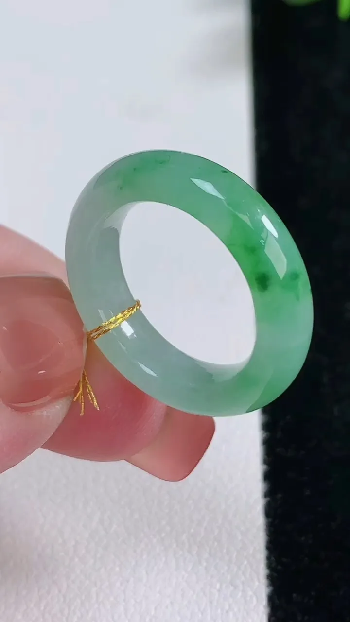 天然A货翡翠指环戒指，尺寸16.6-5.4-4，重量:4.06g2025年12月17日
工厂直销收藏