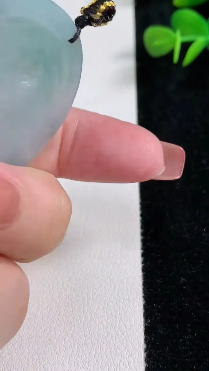 天然A货翡翠飘花千手观音吊坠，尺寸49.8-43.5-4.7，重量:23.30g
12月17日