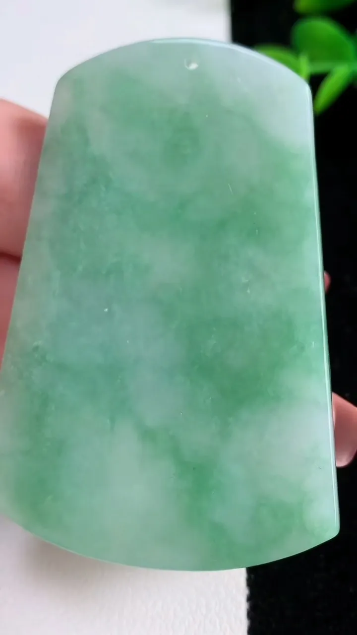 天然A货翡翠山水牌吊坠，尺寸63-43.5-6.4，重量:39.18g
12月17日