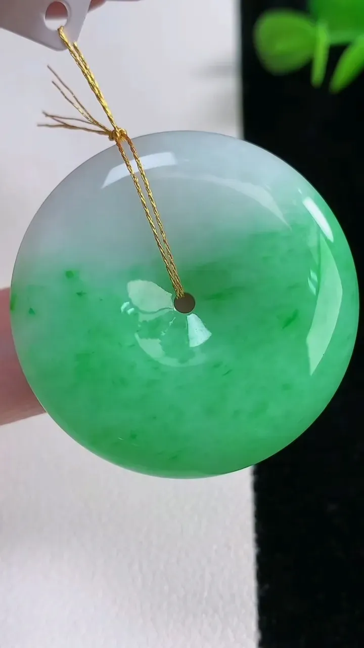 天然A货翡翠平安扣吊坠，尺寸34-5.8，重量:14.68g
12月17日