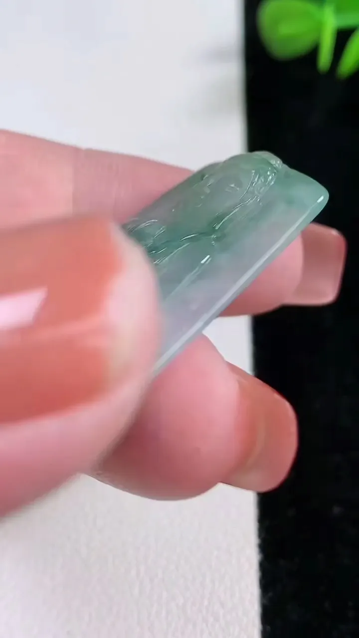 天然A货翡翠阿弥陀佛吊坠，尺寸37.8-26.4-4.6，重量:8.86g
12月17日