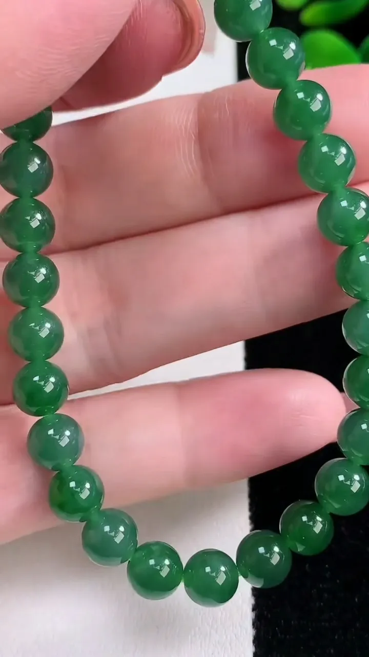 天然A货翡翠圆珠手串，尺寸6.7-28颗，重量:15.22g12月17日
工厂直销收藏佳品,种好水足，色泽均匀，有种有色，上手高大气！