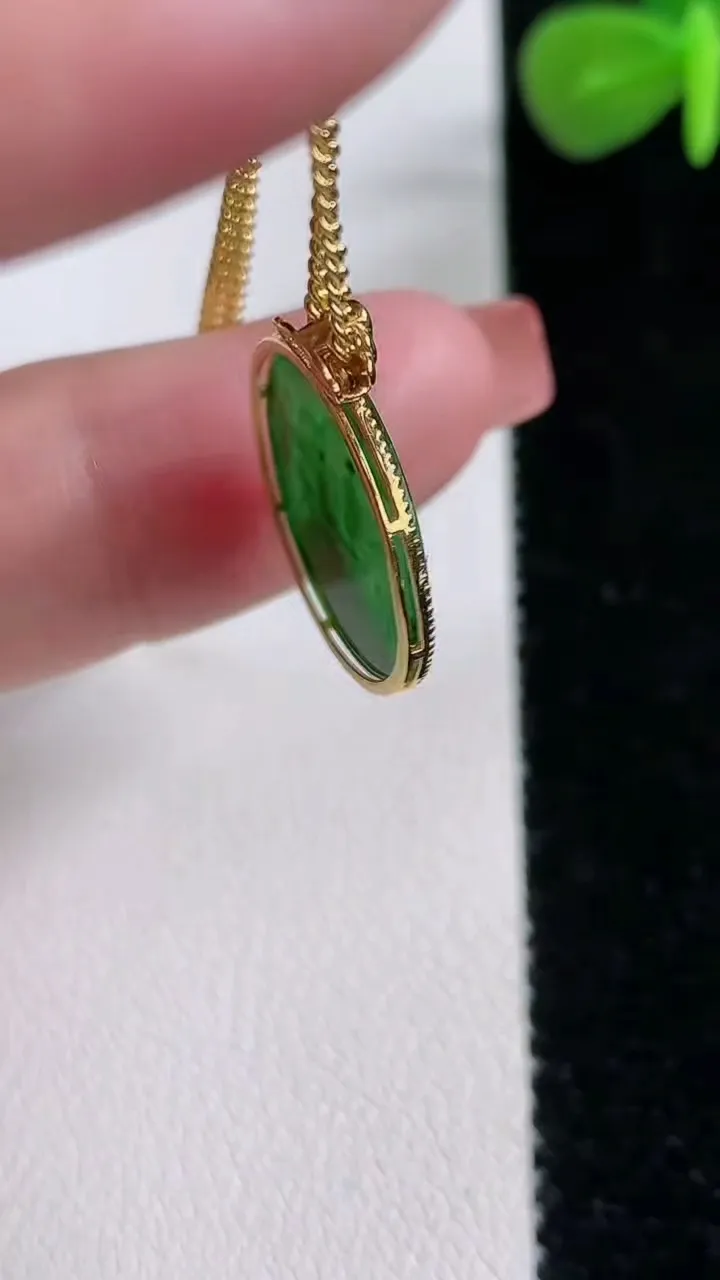 天然A货翡翠无事牌吊坠，尺寸17.5-1.6，重:11.25g
12月17日