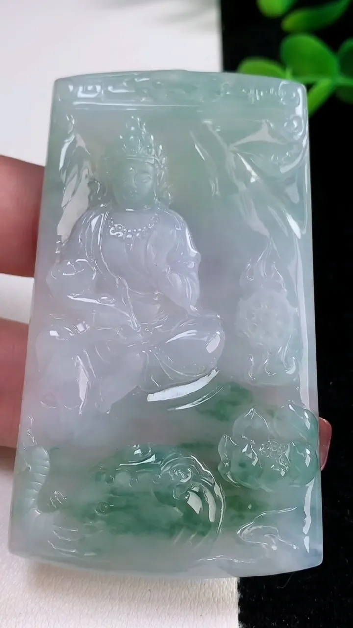 天然A货翡翠普贤菩萨吊坠，尺寸72-42.8-5.3，重量:40.06g
12月17日