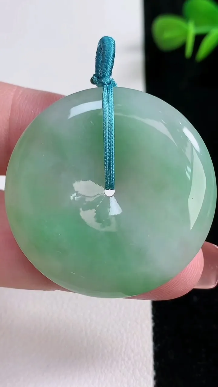 天然A货翡翠平安扣吊坠，尺寸36-5.7，重量:15.96g
12月17日
