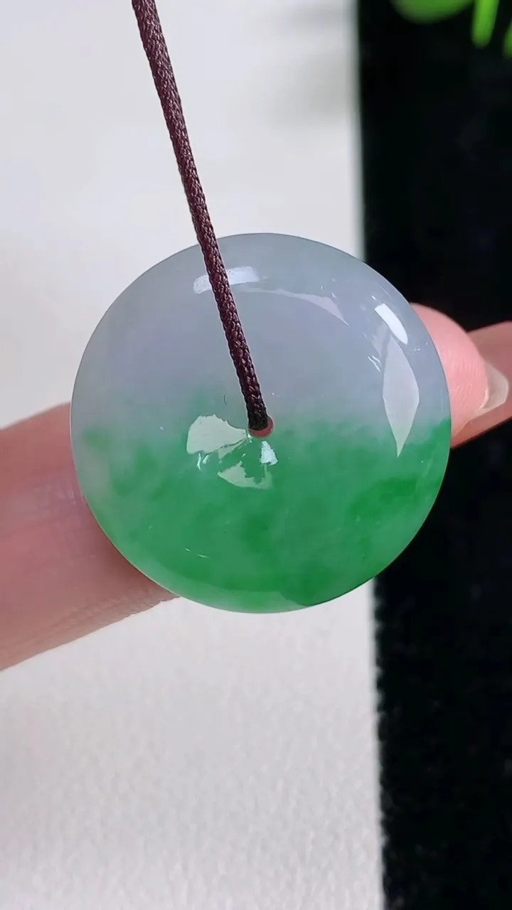 天然A货翡翠平安扣吊坠，尺寸22-5.7，重量:5.73g
12月17日