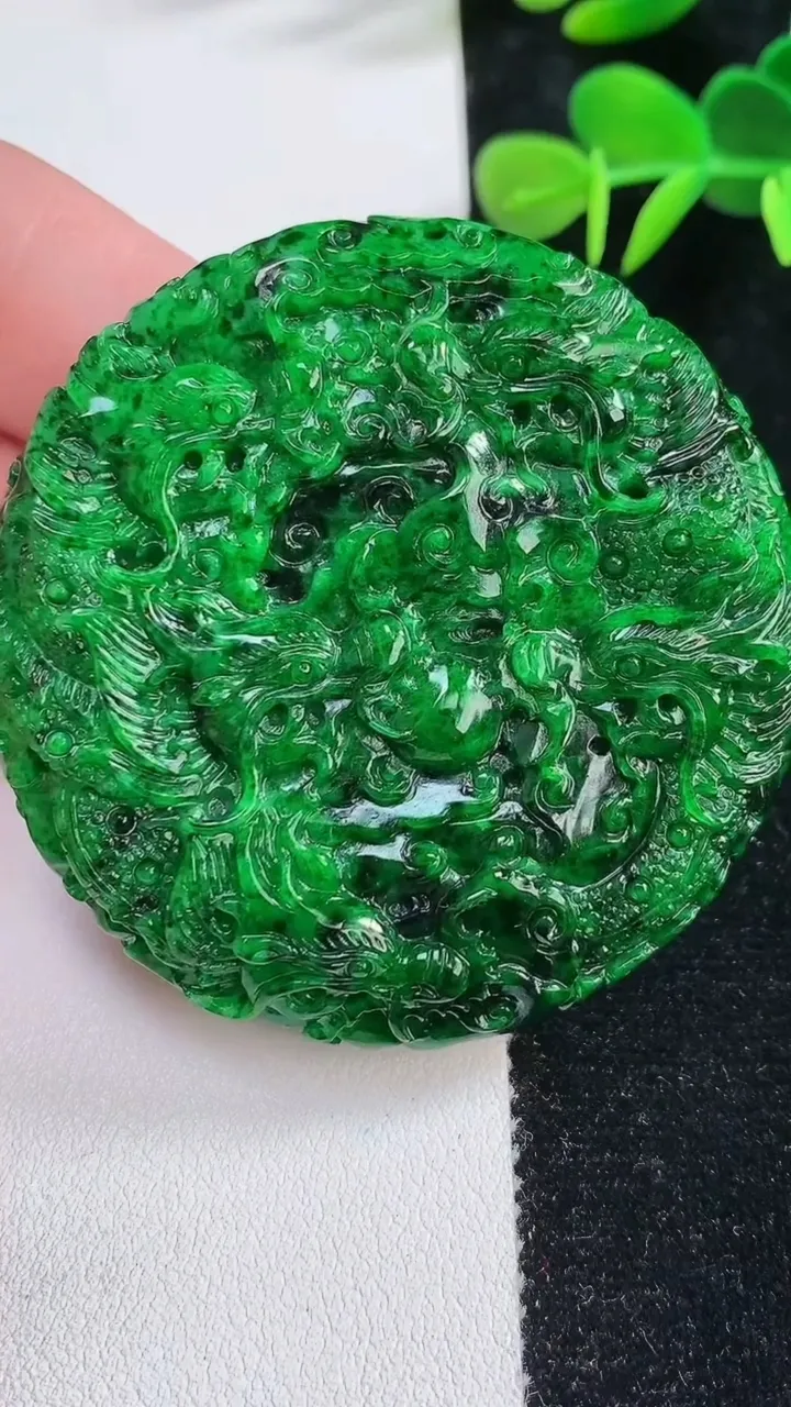 天然A货翡翠九龙至尊 龙牌吊坠，尺寸56-13，重:73.03g
12月17日