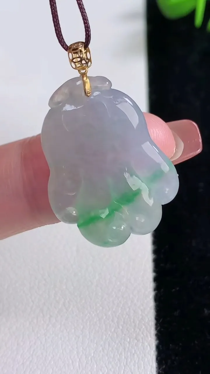 天然A货翡翠佛手瓜吊坠，尺寸26-19.4-4.3，重量:4.22g
12月17日
