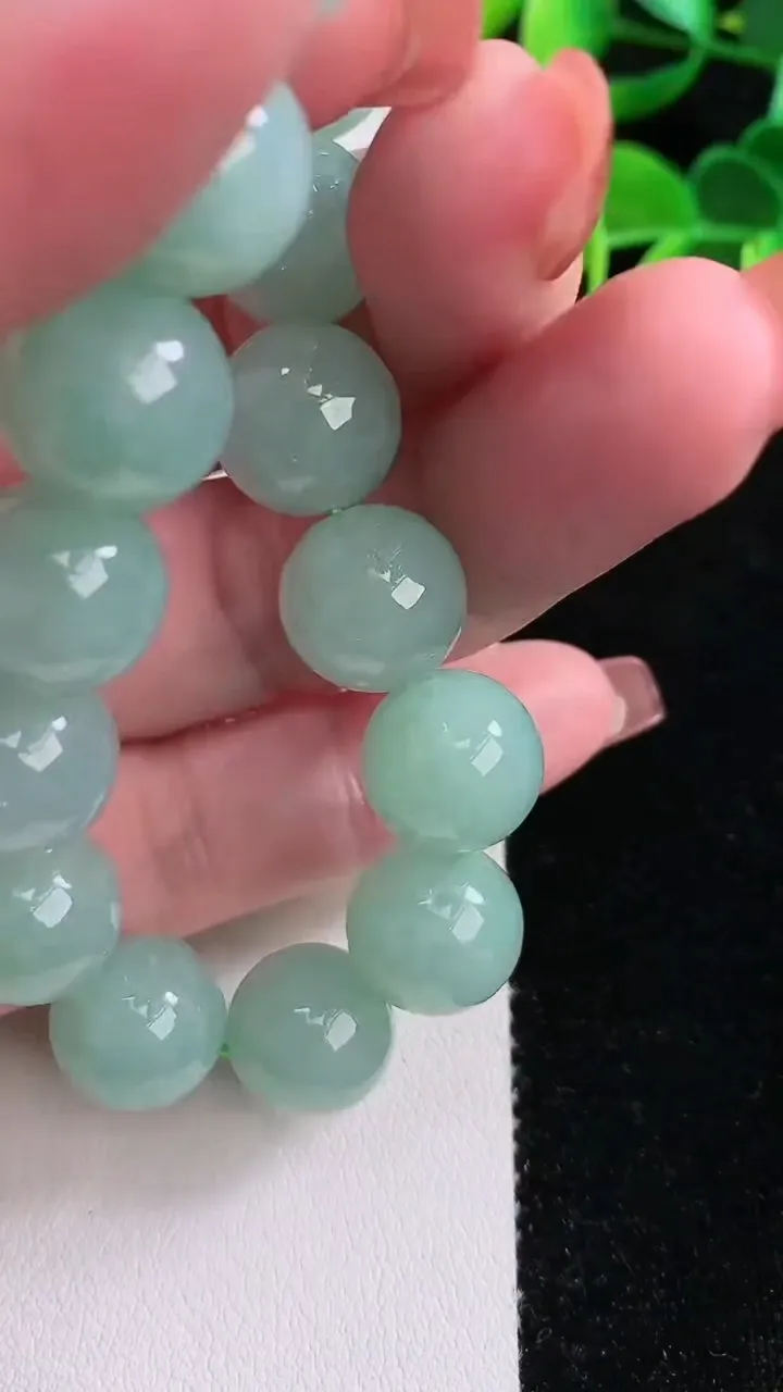 天然A货翡翠圆珠手串，尺寸15.6，重:56.63g12月17日
工厂直销收藏佳品,种好水足，色泽均匀，有种有色，上手高大气！