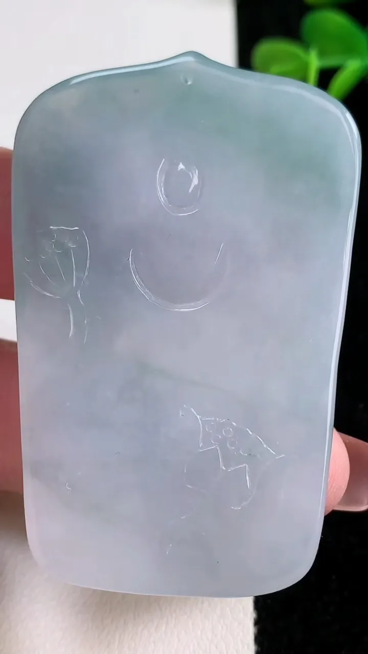 天然A货翡翠飘花千手观音吊坠，尺寸60.6-39-6，重量:32.35g
12月17日