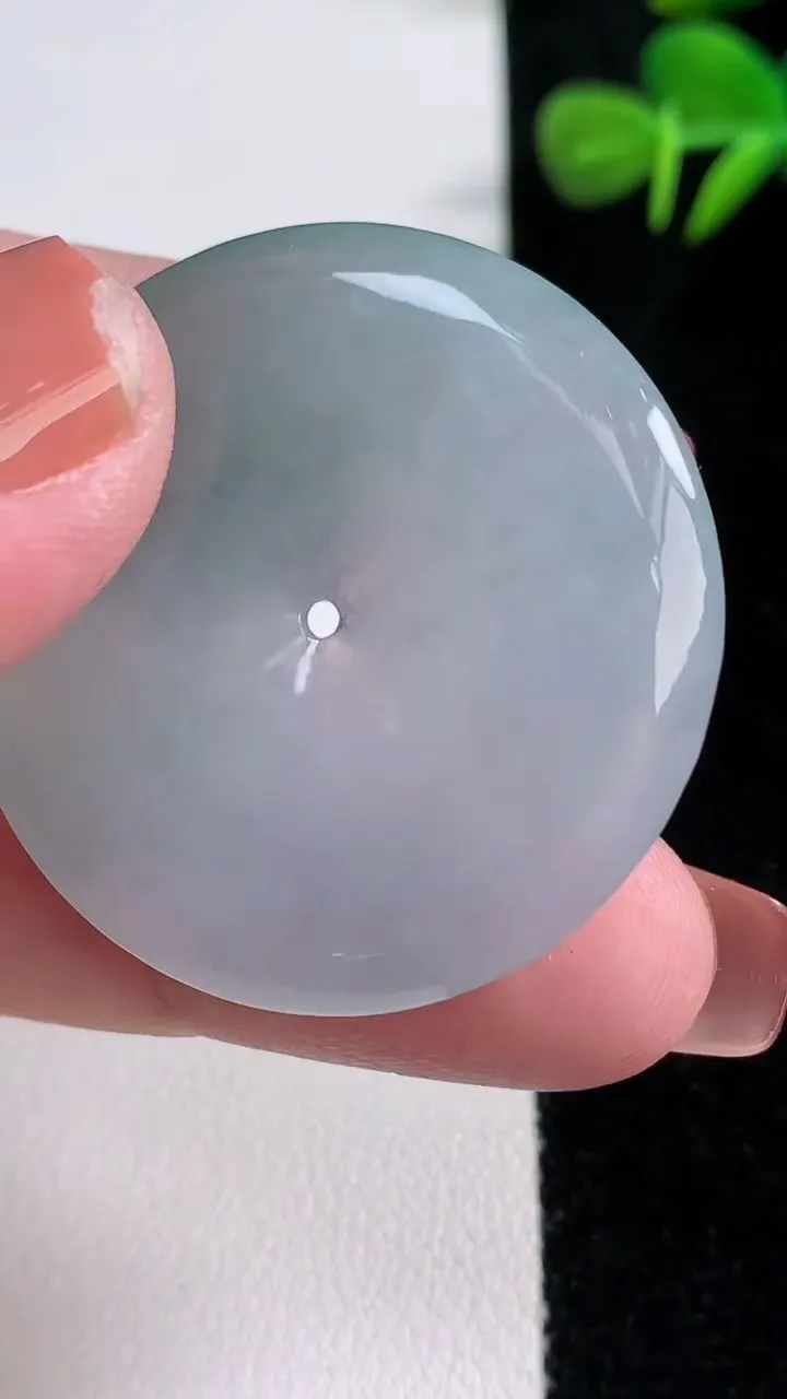 天然A货翡翠平安扣吊坠，尺寸37.8-5.6，重量:17.39g
12月17日