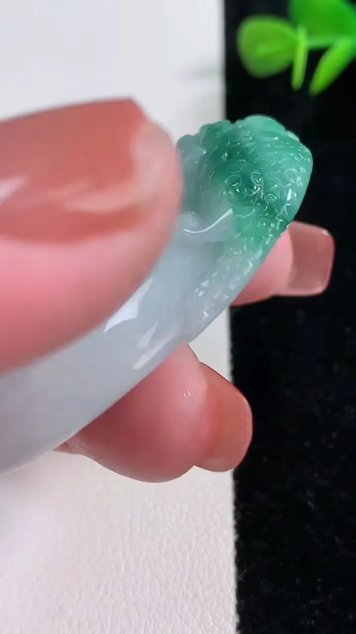 天然A货翡翠寿桃吊坠，尺寸52.7-28.3-5.6，重量:25.94g
12月17日