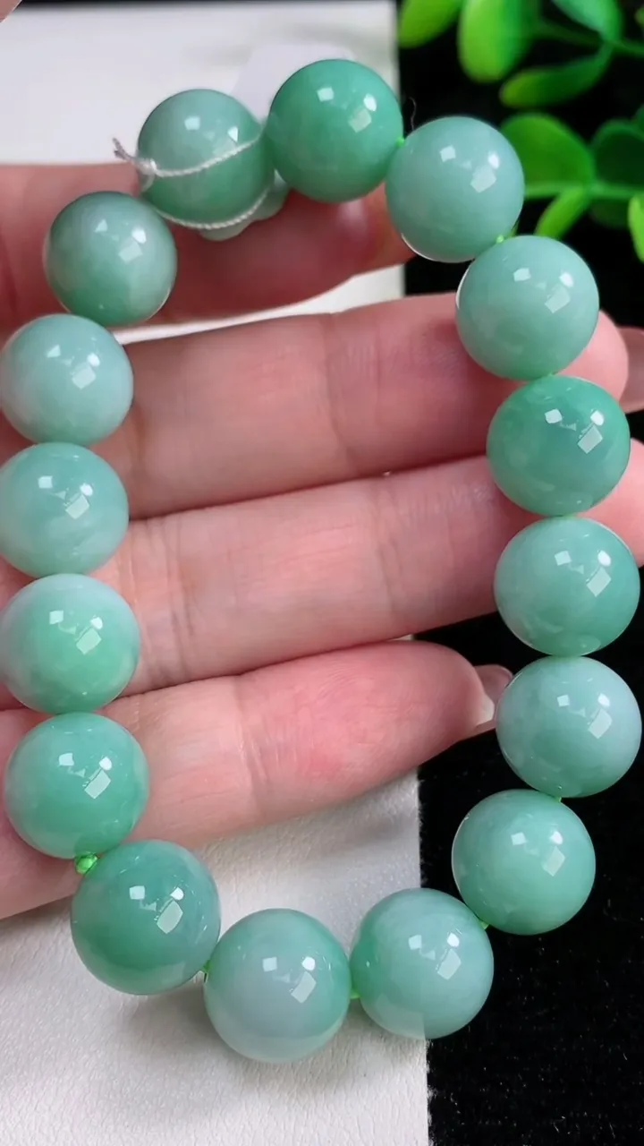 天然A货翡翠圆珠手串，尺寸12.4-16颗，重量:52.08g12月17日
工厂直销收藏佳品,种好水足，色泽均匀，有种有色，上手高大气！