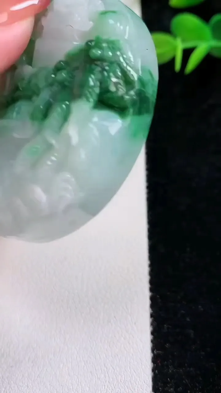 天然A货翡翠山水牌吊坠，尺寸57.5-14.5，重:104.79g
12月17日