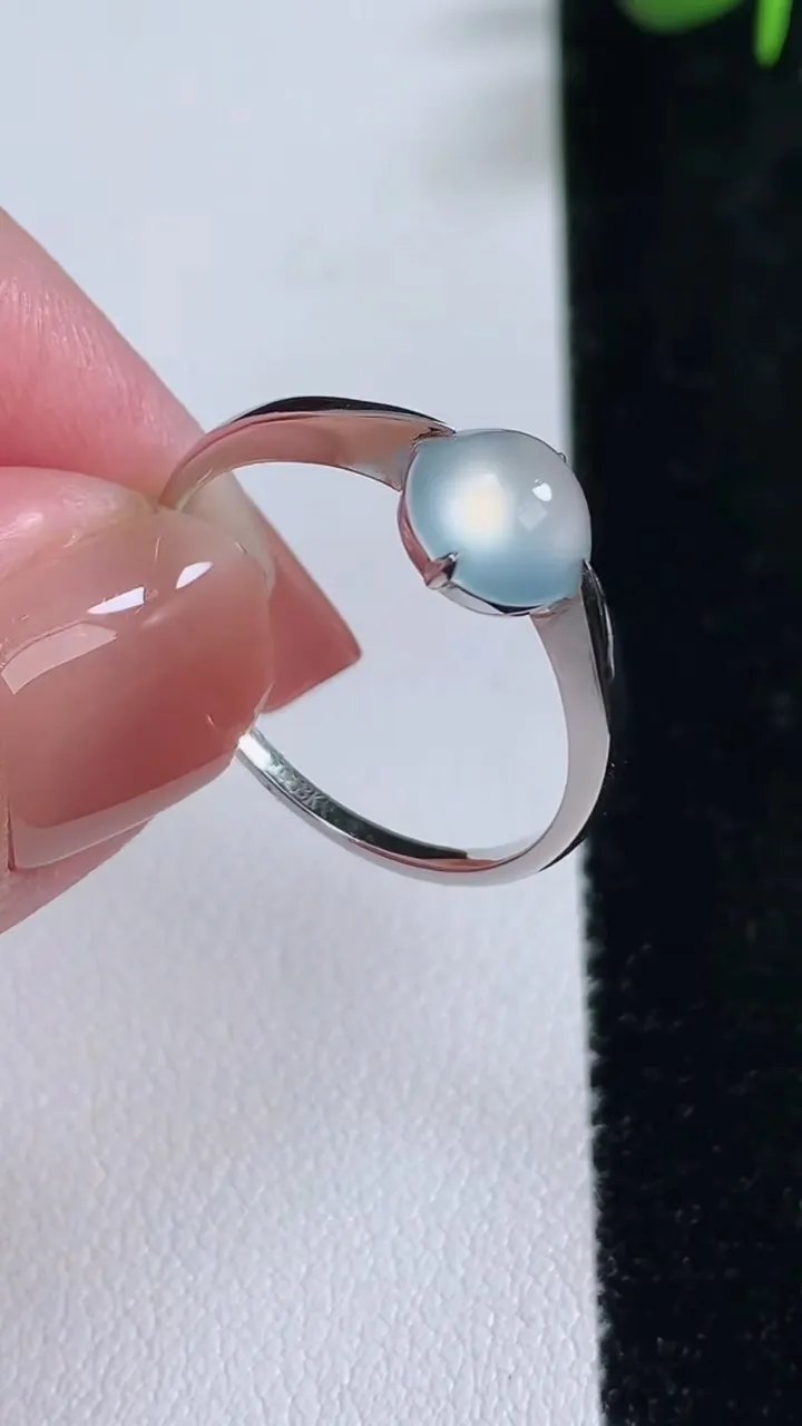 天然A货翡翠种白冰蛋面戒指，尺寸20.2-7.6-4.7，重量:1.80g2025年12月17日
工厂直销收藏佳品,种好水足，色泽均匀，有种有色，上手高大气！