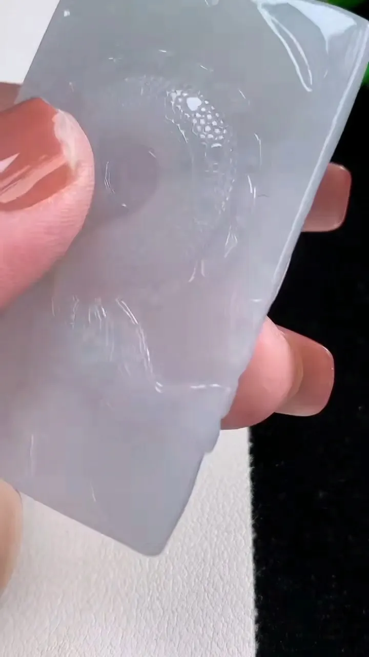 天然A货翡翠龙牌吊坠，尺寸60-37.4-6，重量:32.14g
12月17日