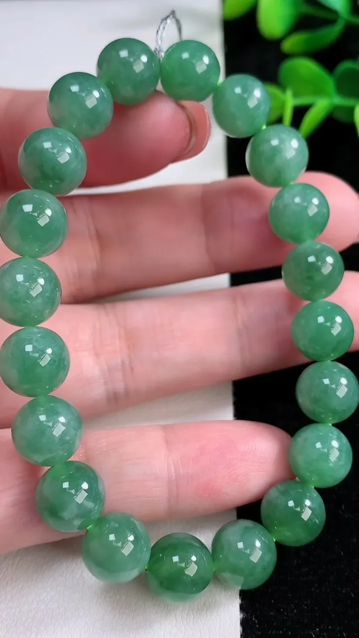 天然A货翡翠圆珠手串，尺寸10-20颗，重量:34.20g12月17日
工厂直销收藏佳品,种好水足，色泽均匀，有种有色，上手高大气！
