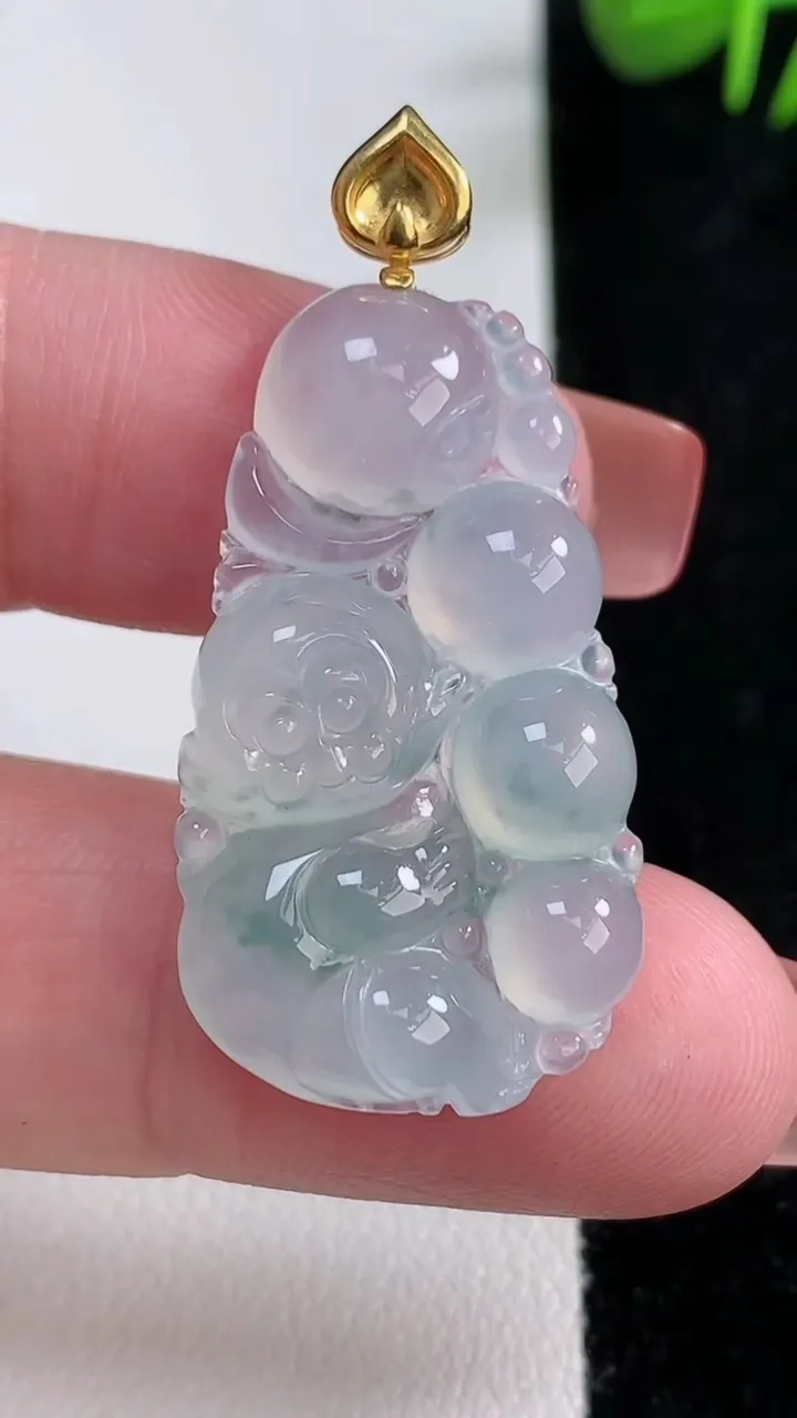 天然A货翡翠种飘花生肖猴吊坠，尺寸33.8-19.3-4.5，重量:5.37g
12月17日