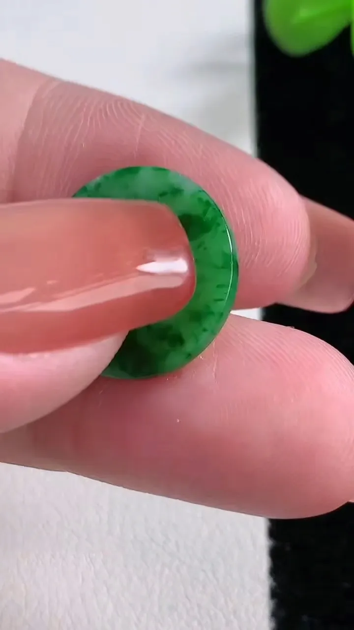 天然A货翡翠无事牌镶嵌件，尺寸18-1.8，重:1.26g
12月17日