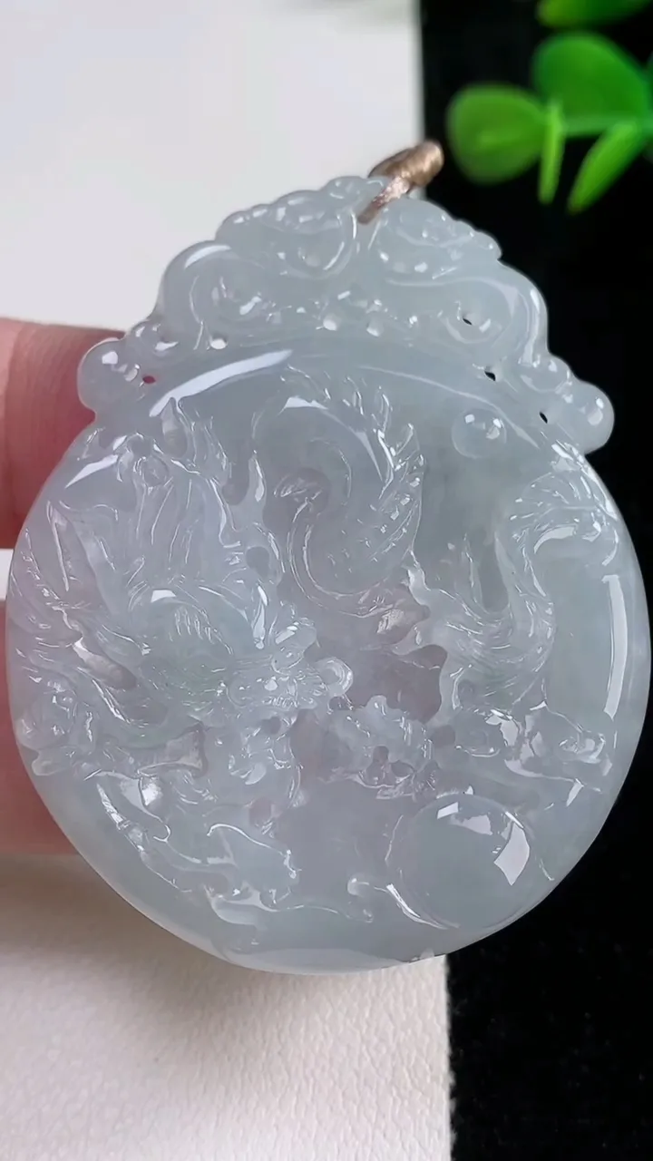 天然A货翡翠龙牌吊坠，尺寸54-43.2-5.6，重量:25.47g
12月17日