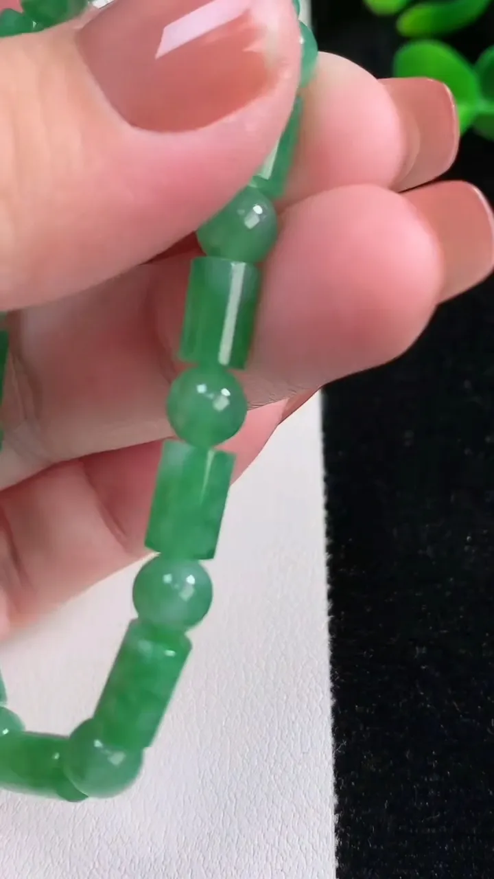 天然A货翡翠路路通手串，尺寸9.4-5.4，重量:14.53g12月17日
工厂直销收藏佳品,种好水足，色泽均匀，有种有色，上手高大气！