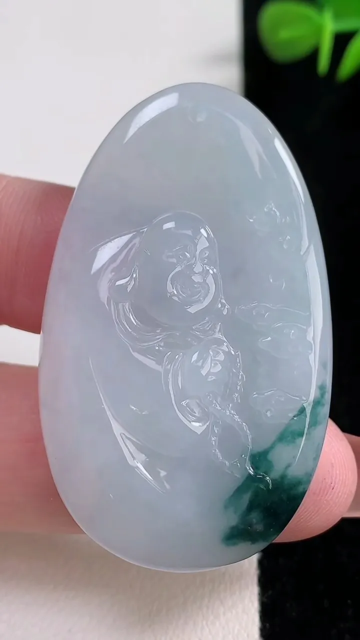 天然A货翡翠冰种飘花逍遥佛吊坠，尺寸50-30.2-5.4，重量:17.63g
12月17日