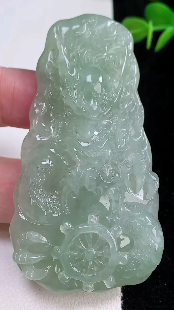 天然A货翡翠龙牌吊坠，尺寸74.3-40-11.6，重量:45.24g
12月17日