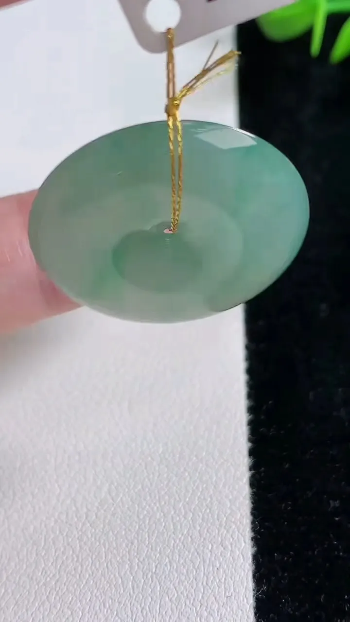 天然A货翡翠平安扣吊坠，尺寸28.7-5.5，重量:9.29g
12月17日