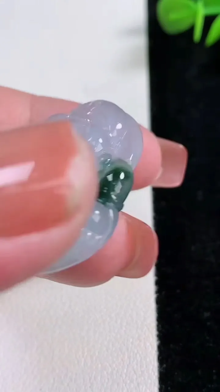 天然A货翡翠冰种飘花佛公吊坠，尺寸33-35.8-7，重量:13.80g
12月17日