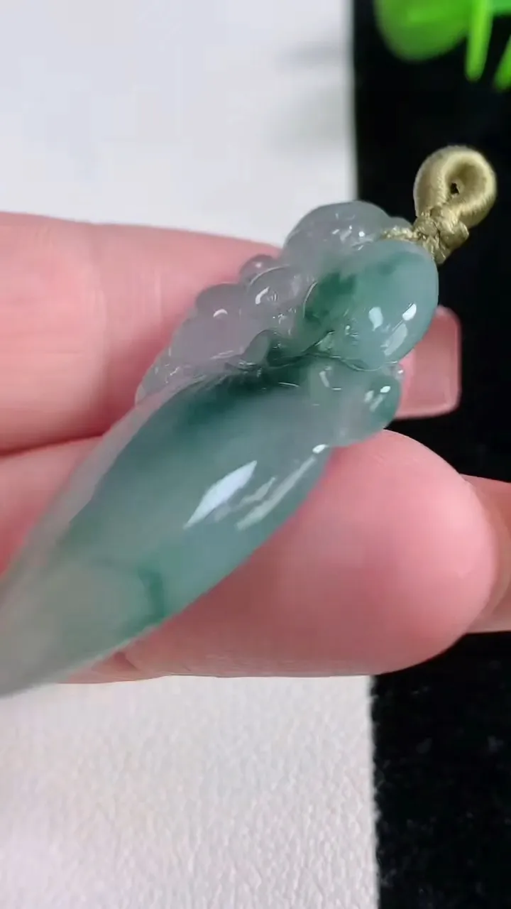 天然A货翡翠冰种飘花寿桃吊坠，尺寸39.5-20-5.2，重量:8.14g
12月17日