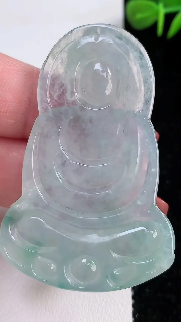 天然A货翡翠冰种飘花观音菩萨吊坠，尺寸55-35-6，重:19.55g
12月17日
