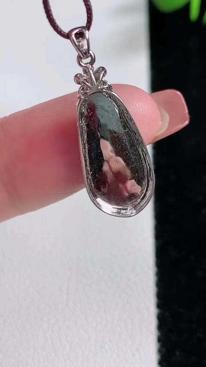 天然A货翡翠福豆吊坠，尺寸26.5-9.6-4，重:1.68g
12月17日