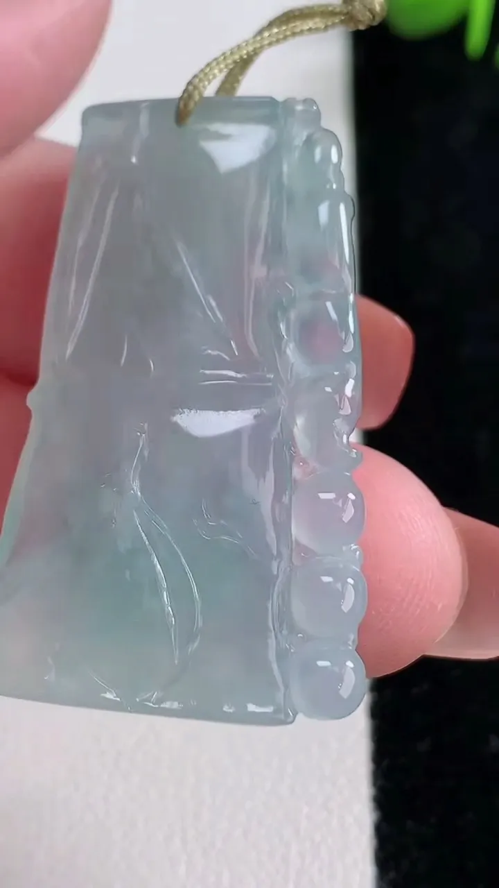 天然A货翡翠冰种飘花节节高升 竹节吊坠，尺寸38-23.2-4.2，重量:8.03g
12月17日