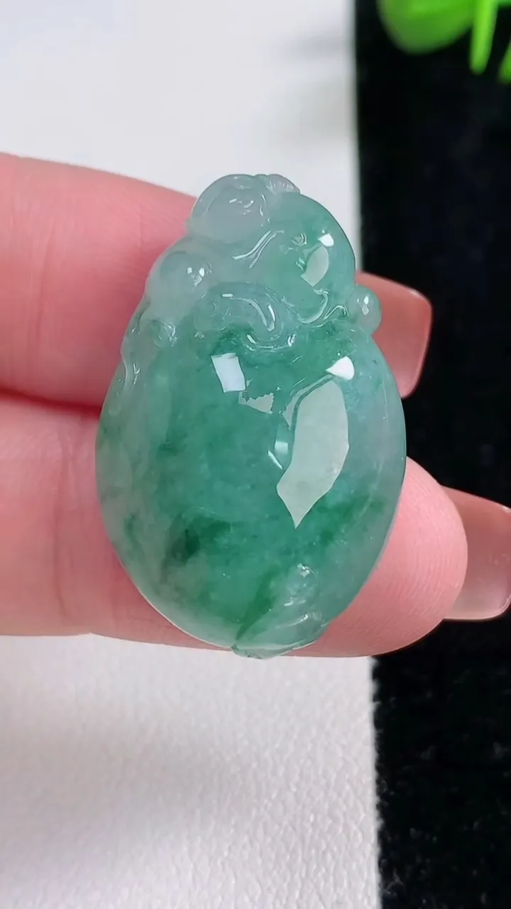 天然A货翡翠冰种飘花寿桃吊坠，尺寸31.6-20.6-9，重量:9.20g
12月17日