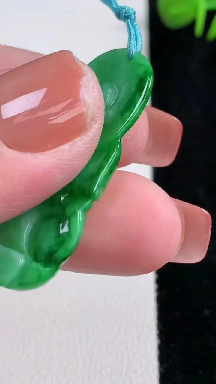 天然A货翡翠观音菩萨吊坠，尺寸39-18.8-4.5，重量:5.83g
12月17日