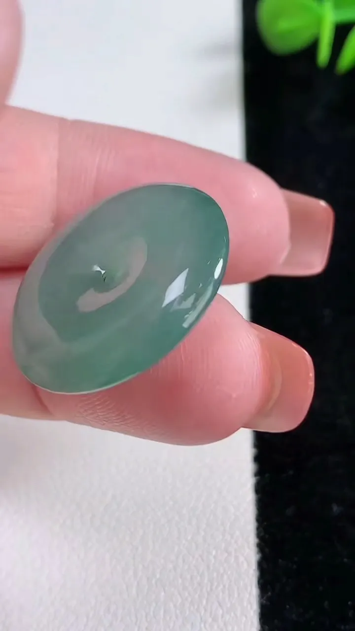 天然A货翡翠平安扣吊坠，尺寸24-5.5，重量:6.58g
12月17日